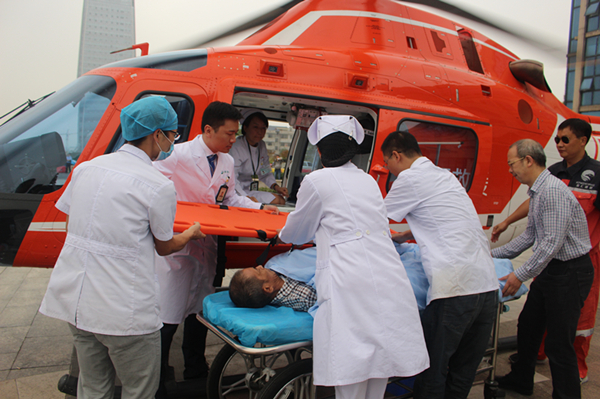 我院首次实现救援直升机转运病人